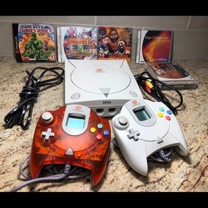 Sega Dreamcast White Console,8 Games 2 Controllers